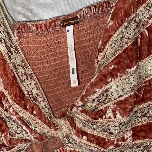 FREE PEOPLE YOURS TRULY VELVET CROP TOP IN MAUVE - Picture 6 of 7
